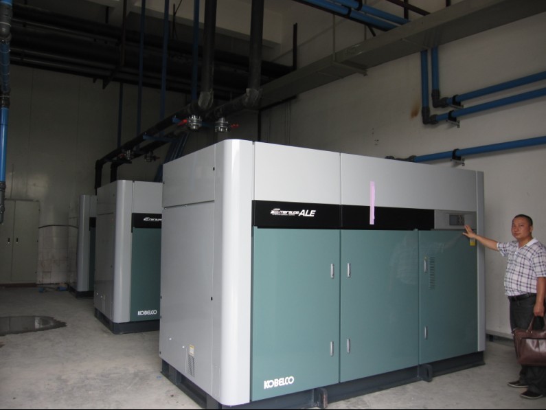 蕪湖某上市公司三臺(tái)270KW神鋼無油機(jī)機(jī)組